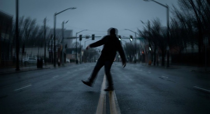 어지러워 넘어지려는 이미지