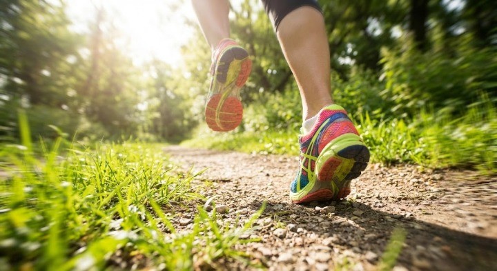 다리가 안아프고 힘차게 달리기하는 이미지