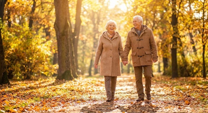 편하게 걷는 고령여성과 남성의 이미지
