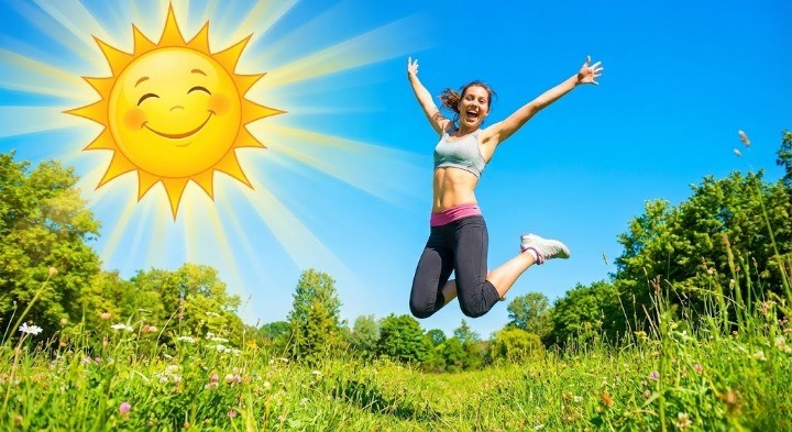 햇빛을 쫴면서 비타민D를 보충하며 즐거워하는 이미지