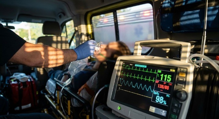 구급차안에서 누워있는 환자의 바이탈사인이 긴급하게 표시되는 모습