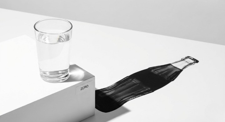 물과 콜라를 대비하는 이미지